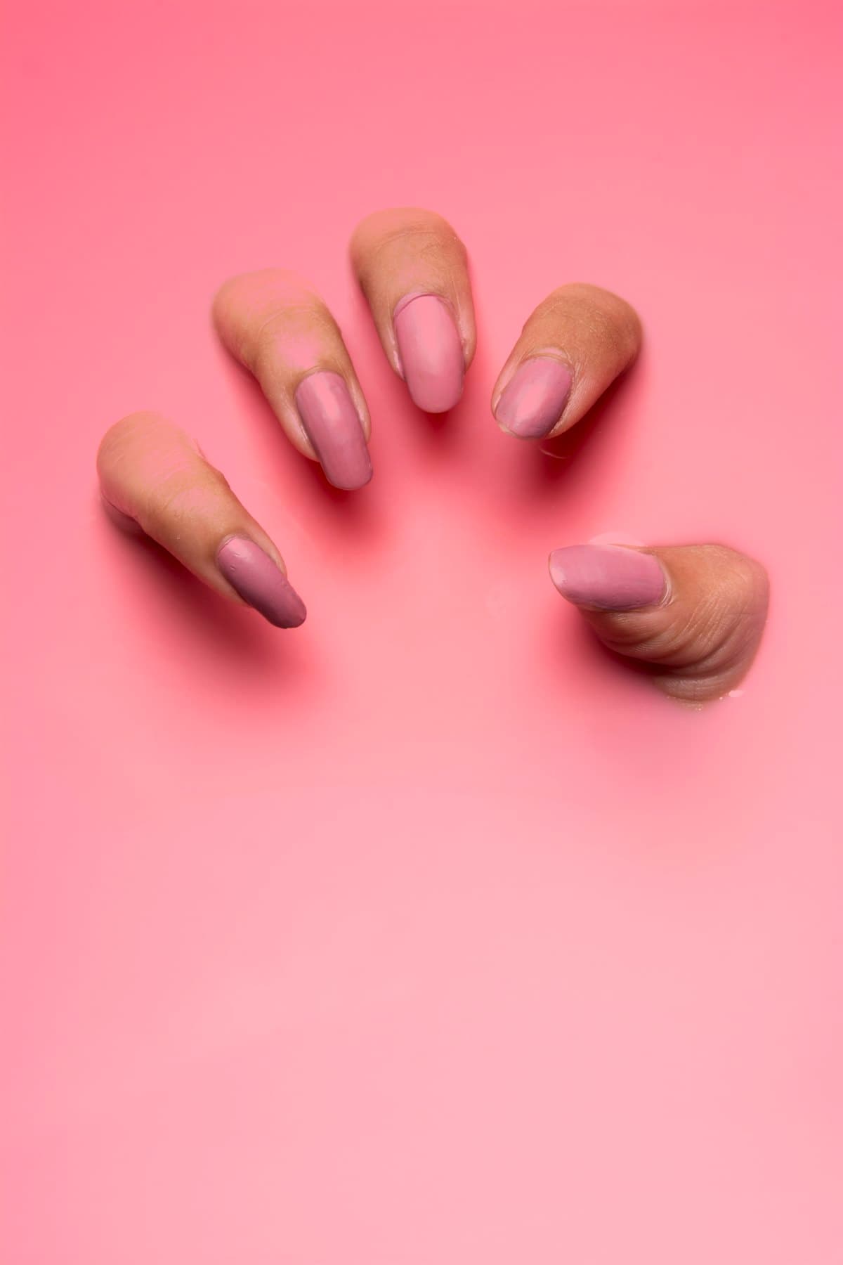 Manicura semipermanente en tono rosa