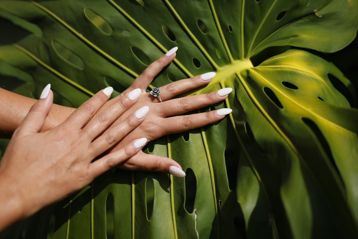 Manicura semipermanente blanca