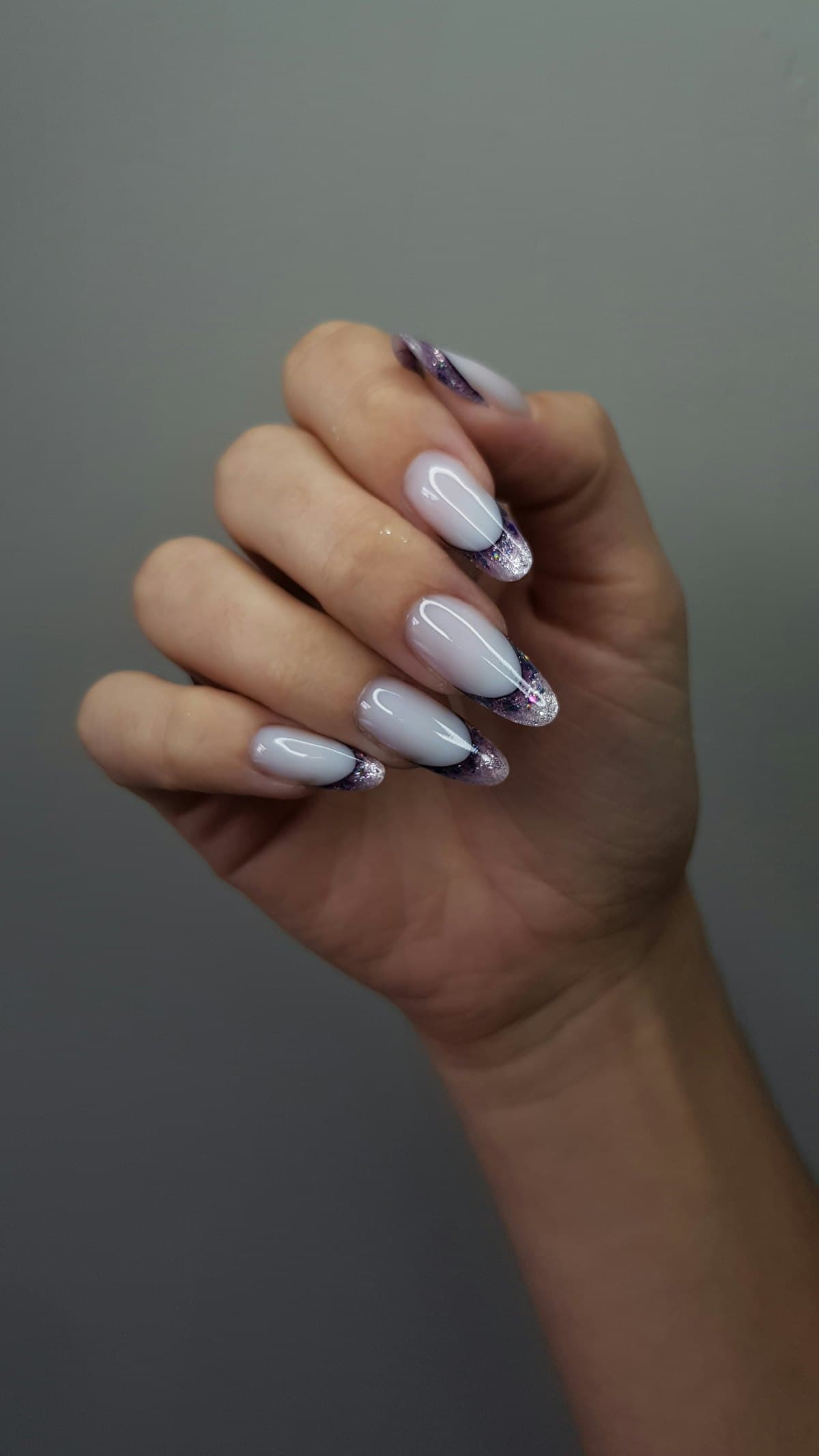 Uñas almendradas con puntas marmoleadas
