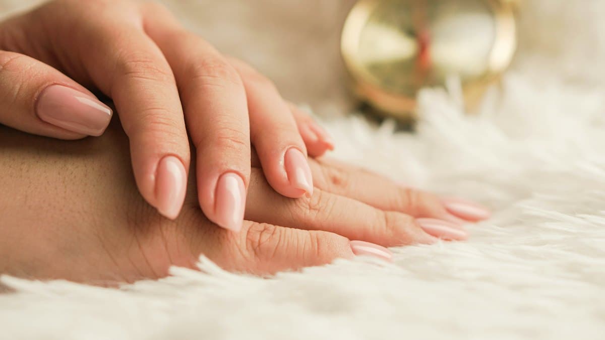 Manos con uñas naturales en tono nude