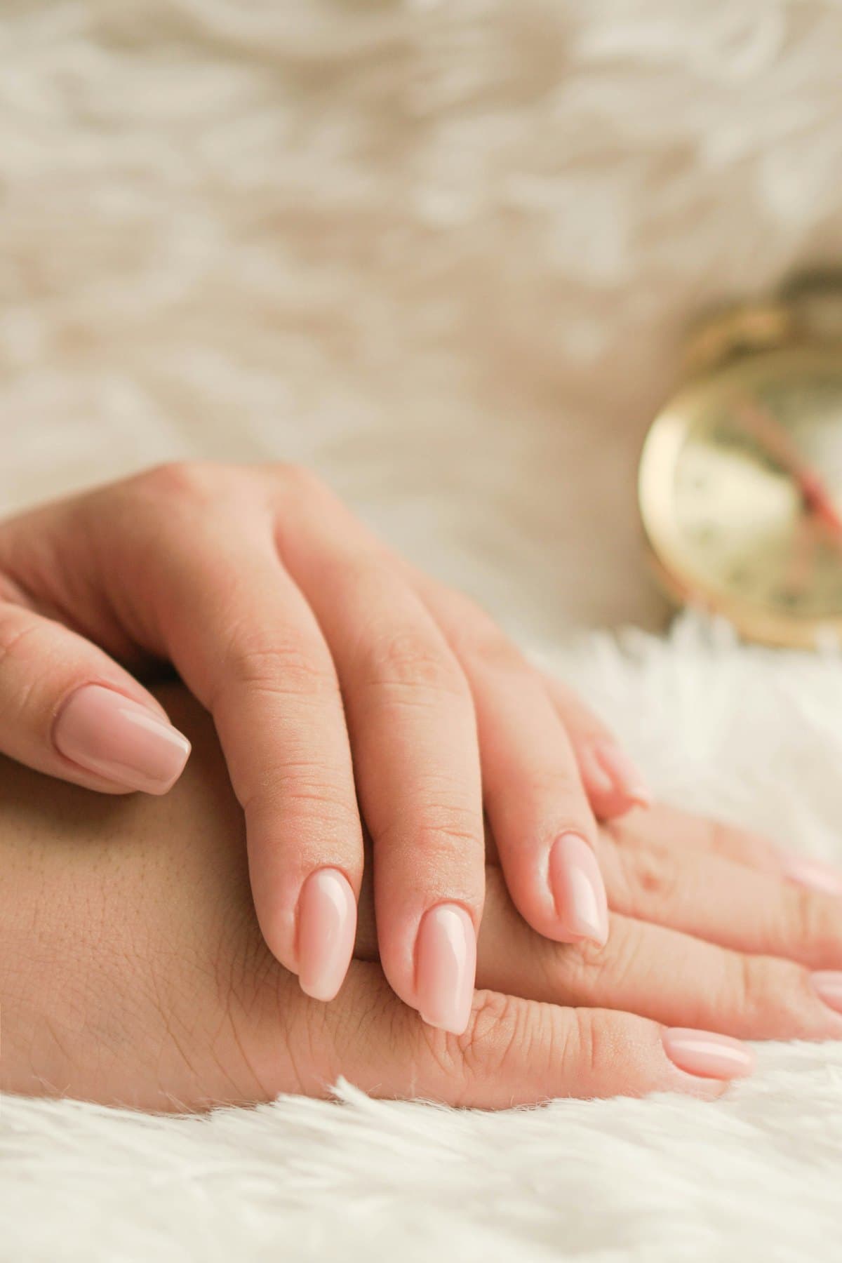 Uñas naturales con acabado nude