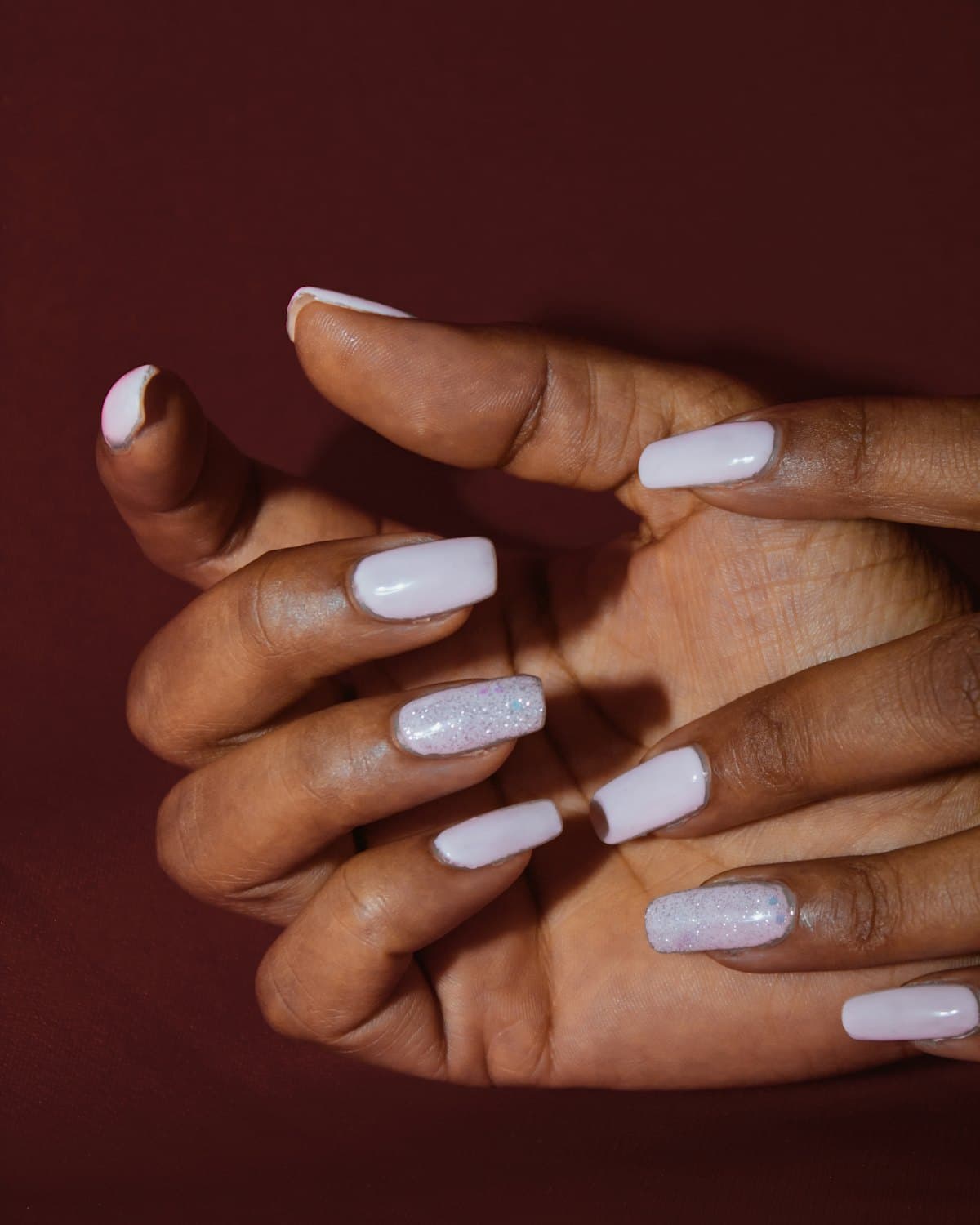 Manicura en gel con esmalte claro y brillante