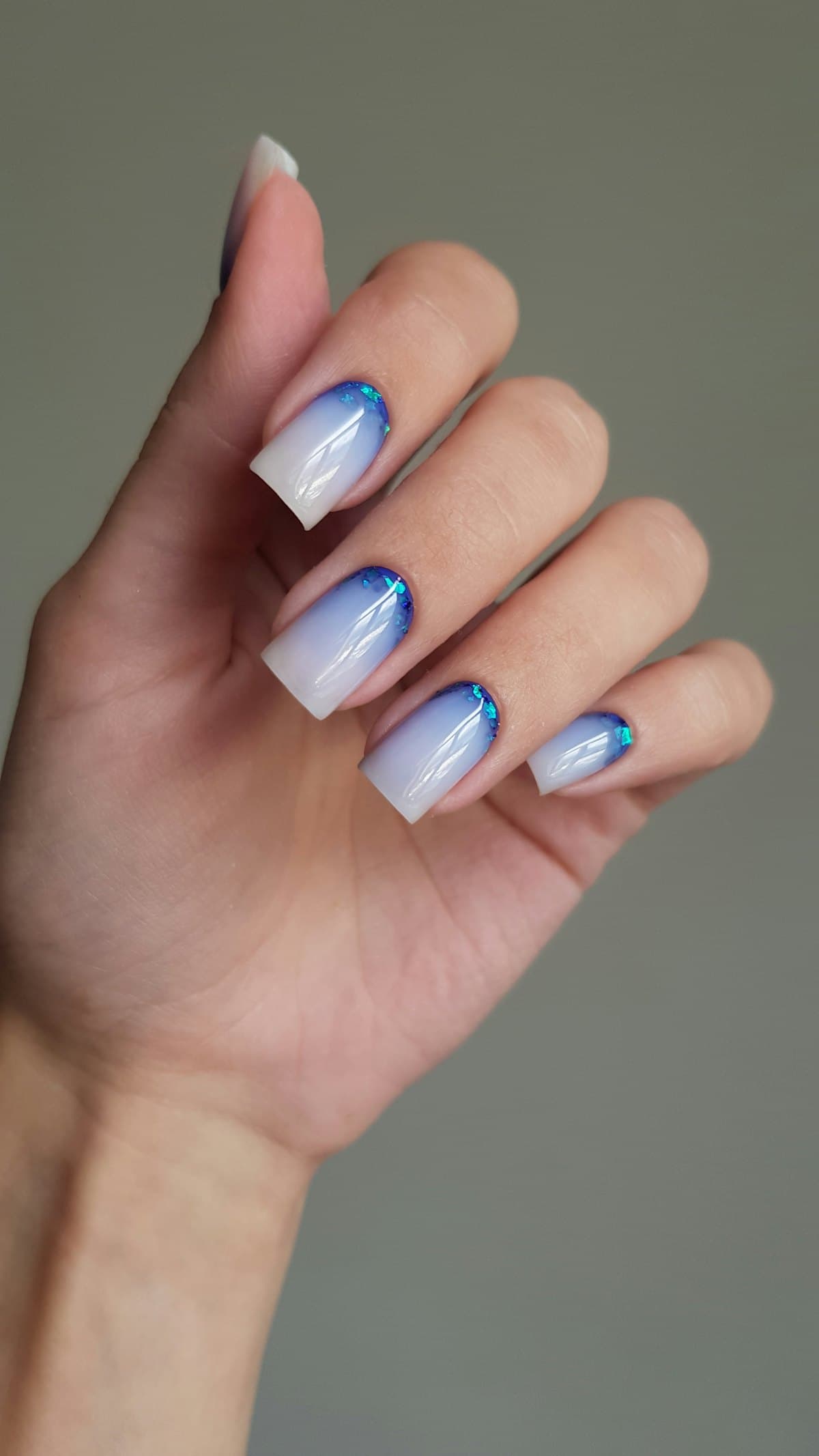 Uñas largas con degradado blanco y azul