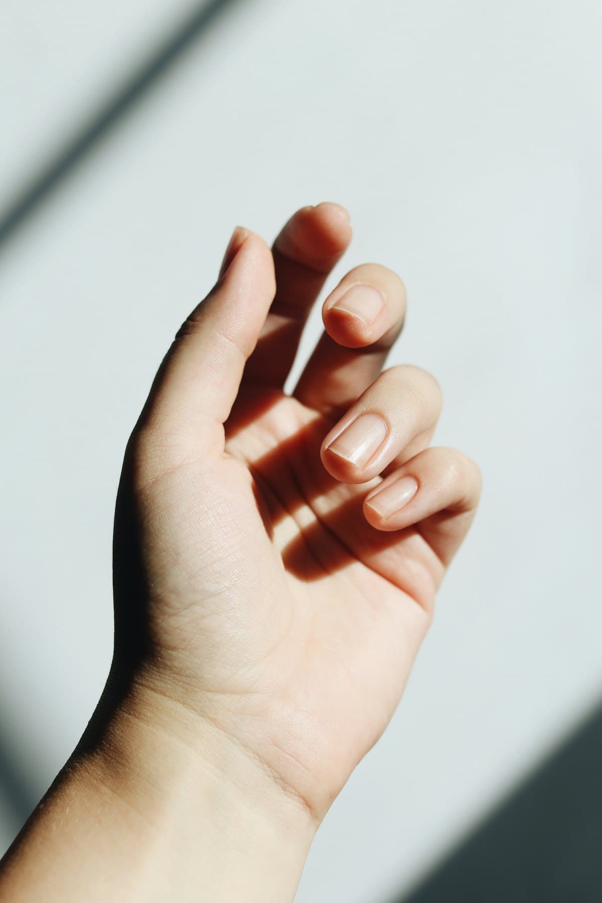 Mano con uñas naturales de acabado suave